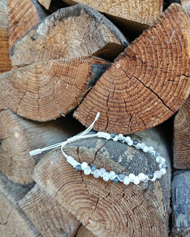 Alignment — Larvikite, howlite et quartz rose — le juste equilibre