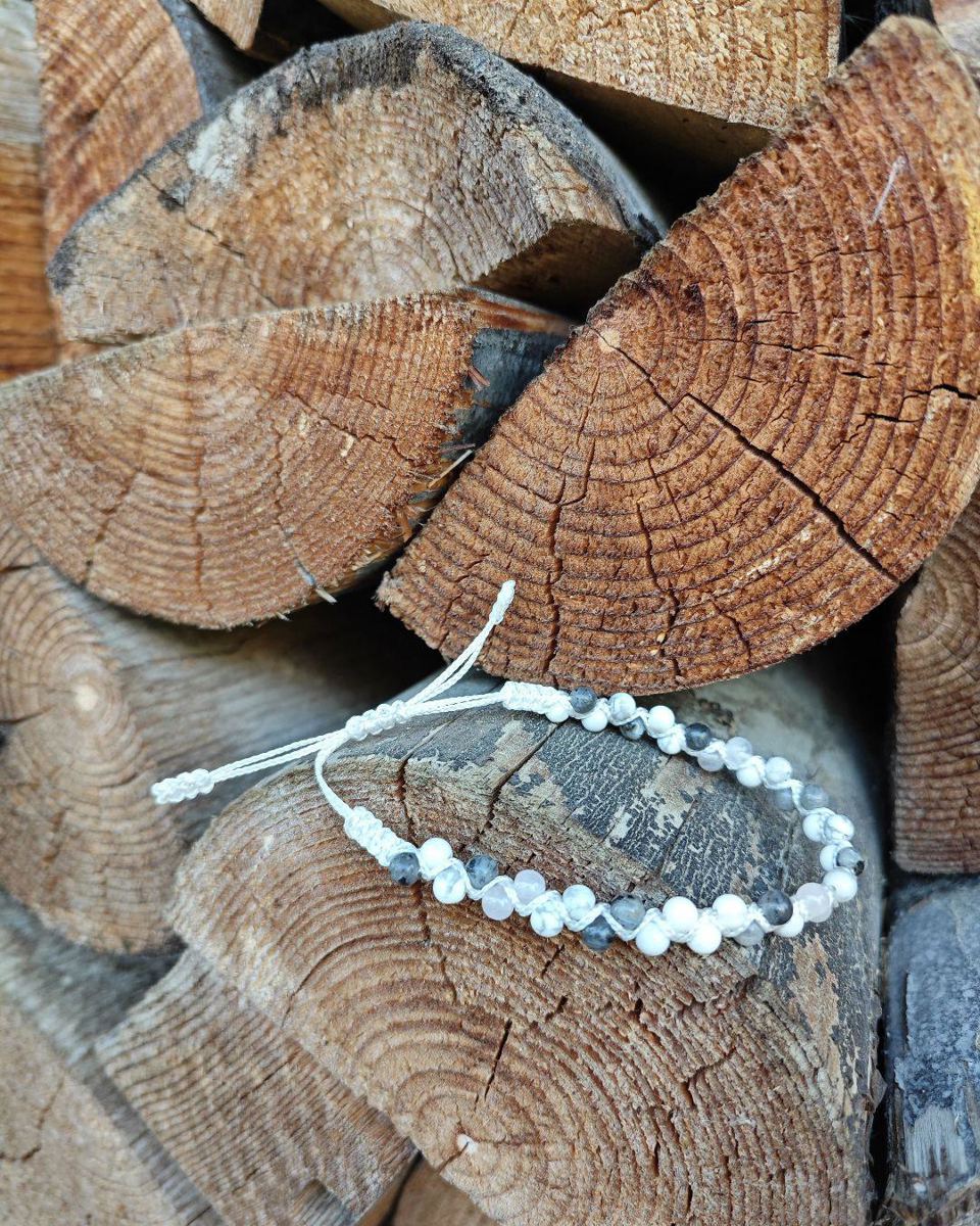 Alignment — Larvikite, howlite et quartz rose — le juste equilibre