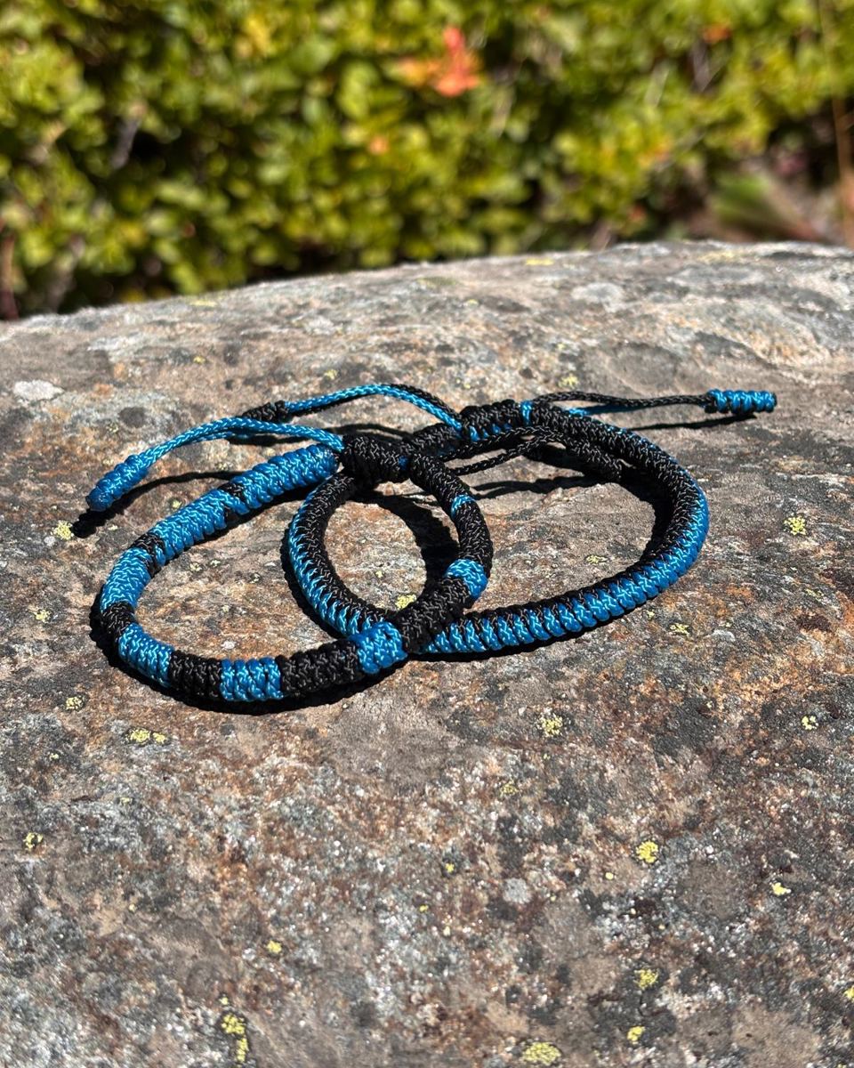 Black × Teal — Un contraste franc entre un noir profond et un turquoise lumineux