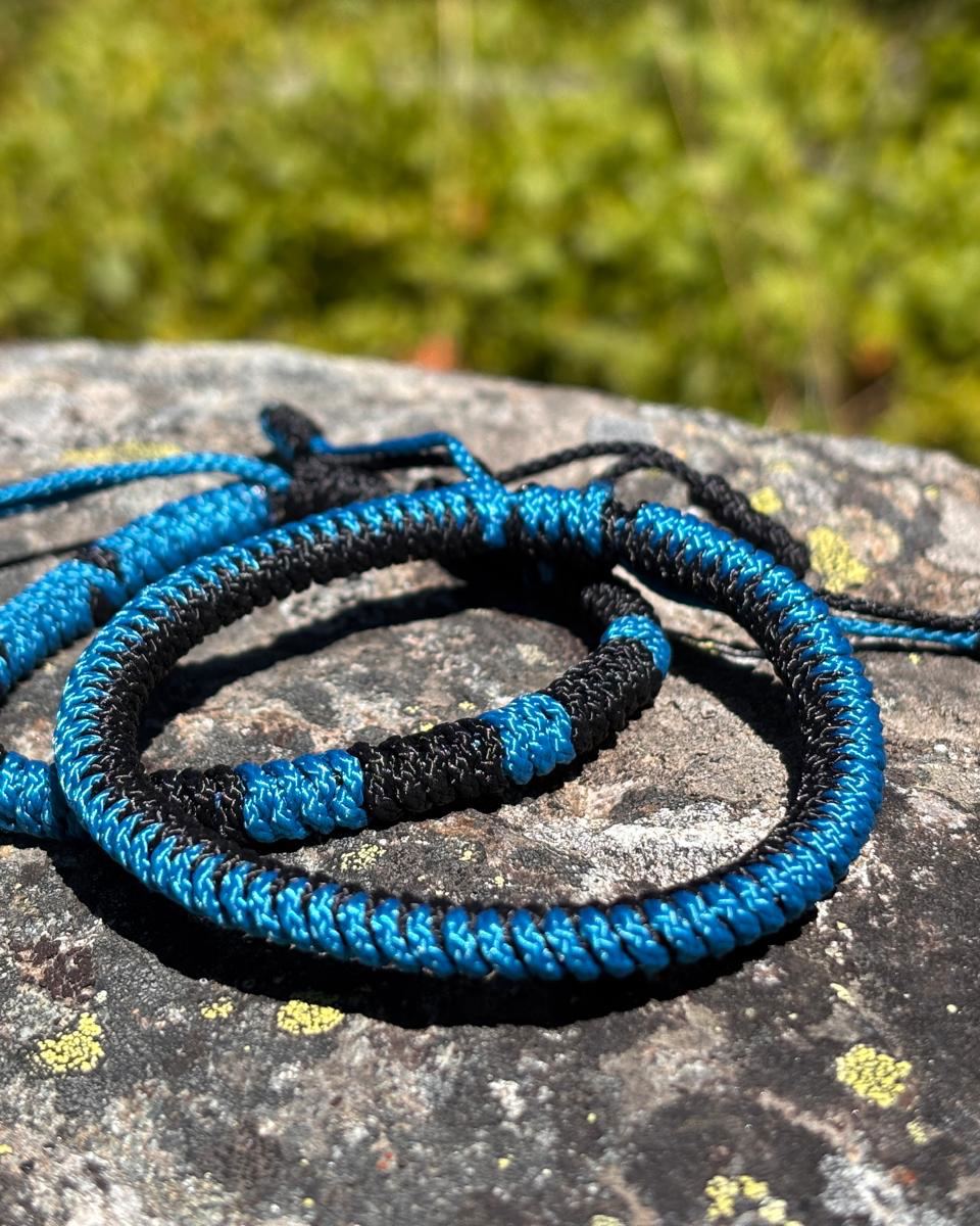 Black × Teal — Un contraste franc entre un noir profond et un turquoise lumineux