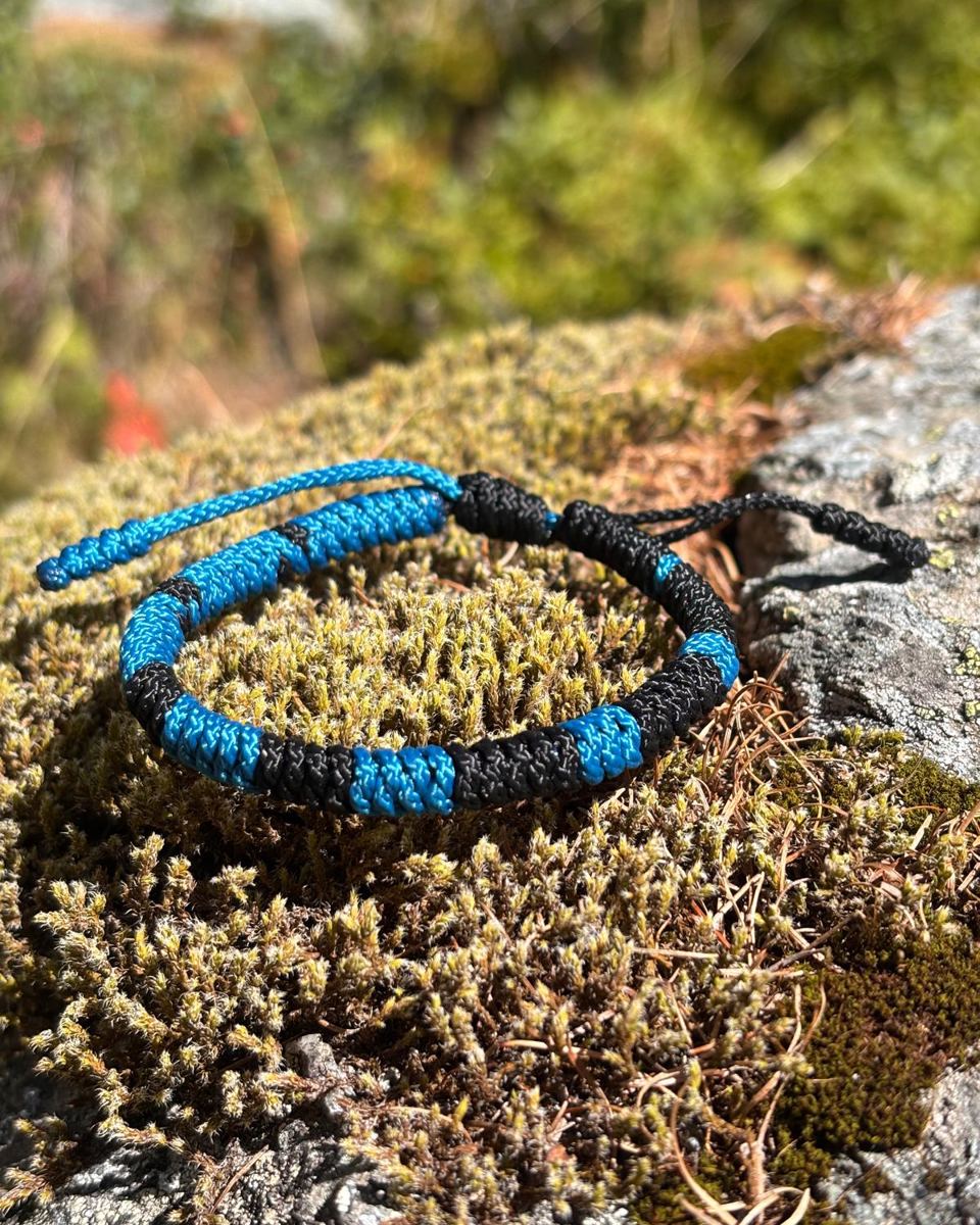 Black × Teal — Un contraste franc entre un noir profond et un turquoise lumineux