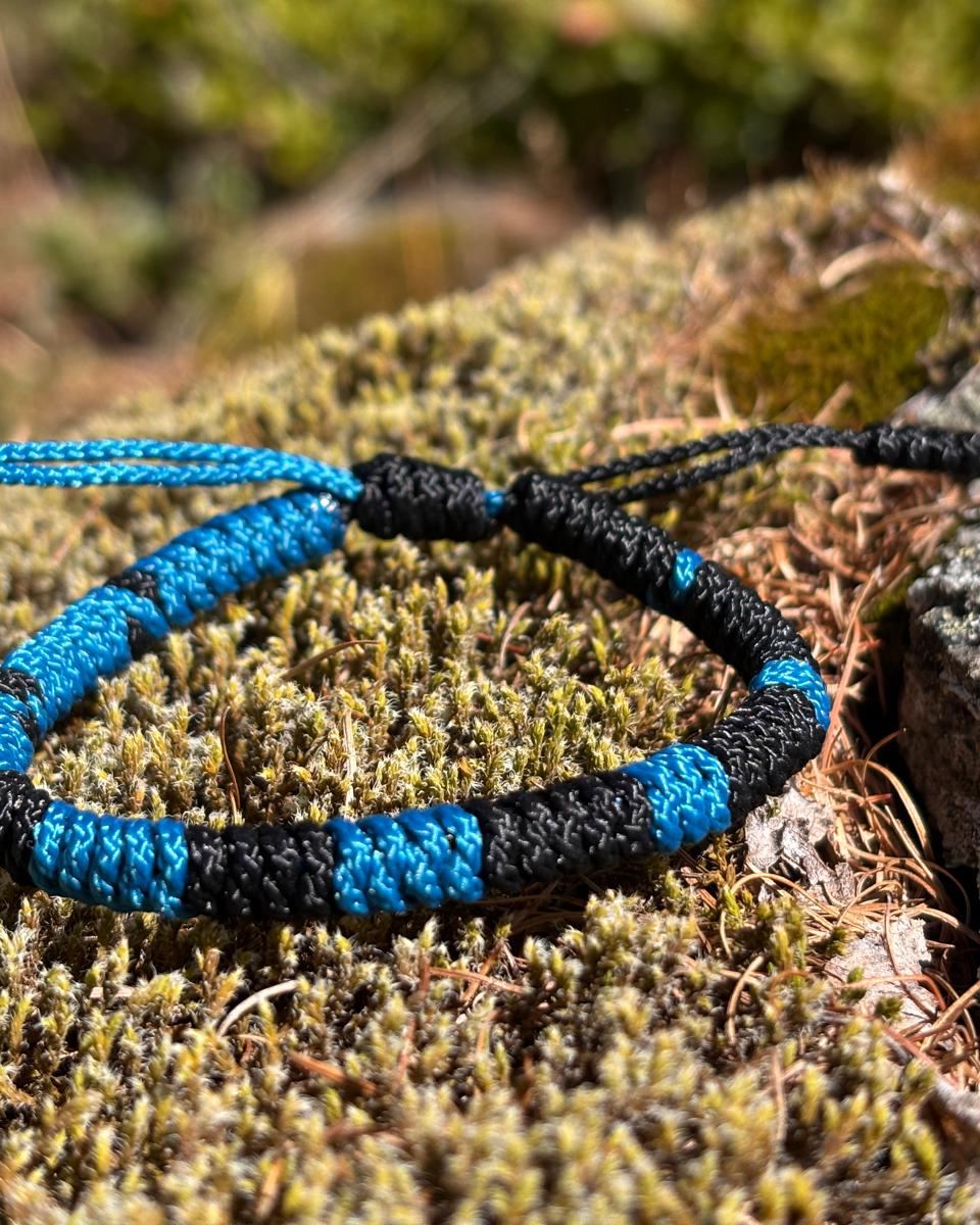 Black × Teal — Un contraste franc entre un noir profond et un turquoise lumineux